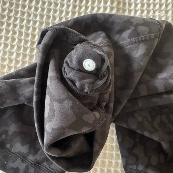 LULULEMON Wunder Train High Rise Short 6” - Picture 4 of 5